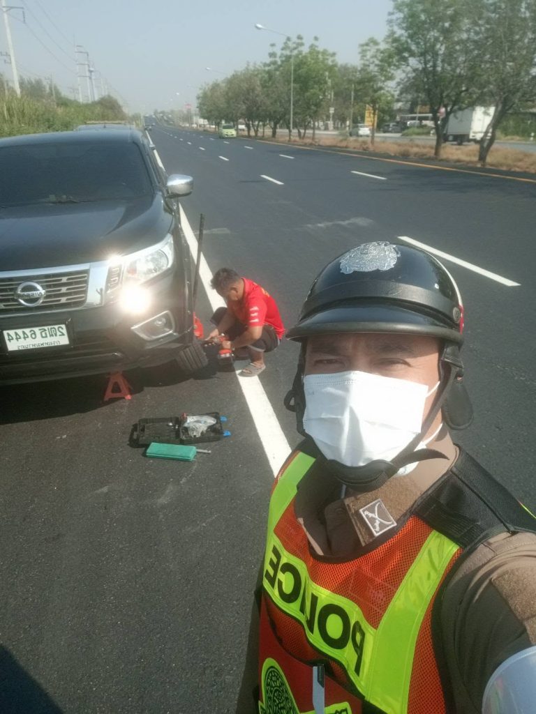 จราจร สภ.จอหอ นำช่างมาเปลี่ยนยางให้กับประชาชน